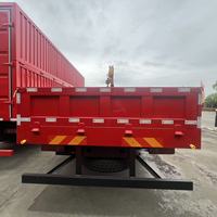 Camion de fret 4x2 de 6,3 tonnes, plateau plat de taille moyenne, grue XCM6 montée, composants hydrauliques Huade, moteur Weichai, boîte de vitesses 15m