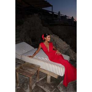 Robe de soirée rouge style simple, coupe trapèze, longueur genou, avec détails roses, taille empire au crochet, ornée de strass et de plumes - Product Image 2