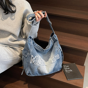 กระเป๋าผ้าเดนิมแต่งขอบแบบดิบๆดีไซน์ปักตัวอักษรสำหรับผู้หญิงคอลเลคชั่นใหม่ต้นฤดูใบไม้ร่วงกระเป๋าสะพายไหล่ขายส่ง - Product Image 3