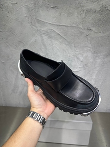 Mocasines de diseñador para hombre, negros, de cuero genuino, con puntera metálica, suela gruesa con tacos, sin cordones, con plataforma. - Product Image 2