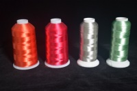 Fil à broder en soie OEKO-TEX 110D/2 120D/2 150D/2 300D/2 polyester 1500 couleurs teintées en stock