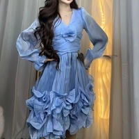 Mini robe romantique à manches évasées, col en V, taille cintrée, design ajusté, tissu en mousseline respirant, volants, tenue de soirée