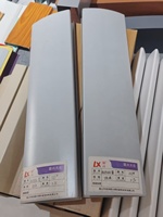 Plafond de forme aérodynamique, peint en argent ; Il est doté d'un système de plafond suspendu et convient aux bureaux.