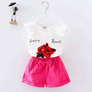 Ensemble de vêtements pour bébé fille, t-shirt blanc à manches courtes et pantalon court China Rose - Product Image 1