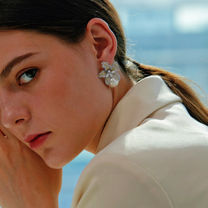 Orecchini a perno bicolore a forma di giglio, eleganti orecchini pendenti effetto perla da donna - Product Image 3