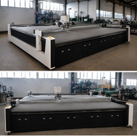 Máquina de corte CNC industrial para lona de PVC con sistema de alimentación automática para grandes toldos, techos retráctiles y telas de sombra.