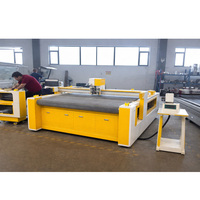 Machine de découpe automatique à grande table avec couteau oscillant pour tissus en rouleau entier et matériaux vestimentaires, pour la découpe par lots