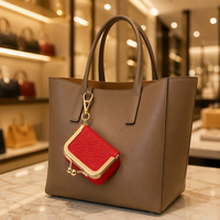 Mini porte-monnaie de luxe en cuir PU, léger et portable, avec logo personnalisé, breloque et pompon, accessoire de mode de haute qualité pour sacs