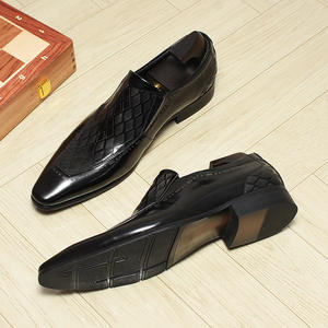 Nueva tendencia en zapatos de cuero brillante para hombre, estilo deportivo británico, zapatos casuales de cuero con cordones para otoño e invierno. - Product Image 4