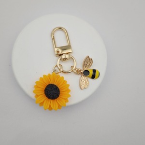 Vente en gros de porte-clés motivation tournesol et abeille accessoires de sac pour femmes petits cadeaux - Product Image 4