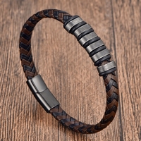 Bracelet en cuir ajustable gravé multicouche avec breloques et boucle en acier inoxydable pour anniversaire de petit ami ou mari