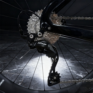 Vélo de route aérodynamique en fibre de carbone KOZO, vente en gros directe d'usine, 700C, freins à disque hydrauliques, course, OEM KOZOR03-24 CB, fibre de carbone premium - Product Image 3