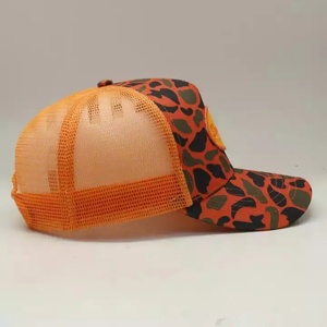 Casquette de camionneur en maille camouflage orange à 5 panneaux, personnalisée avec impression par sublimation et patch brodé camouflage, vente en gros à prix abordable - Product Image 5