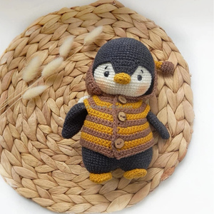 <span class=keywords><strong>Amigurumi</strong></span> Taille personnalisée et logo Adorable <span class=keywords><strong>pingouin</strong></span> tricoté au crochet fait à la main avec abeille Vêtements pour enfants Cadeau d'artisanat - Product Image 4