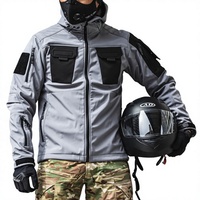 Veste bomber softshell tactique d'hiver pour activités sportives en plein air, avec capuche, doublure en polaire, design multi-poches, accents patchwork