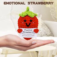 Poupée en crochet fraise positive, tricotée à la main, jouet d'apaisement émotionnel, cadeau mignon et motivant pour rehausser le moral d'un ami, décoration de table et de maison