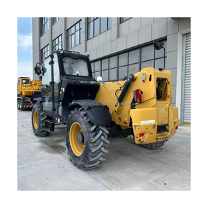 Chariot télescopique diesel CAT d'occasion TH414 4x4 tout-terrain avec pneus pneumatiques, commande en position debout, mât à trois sections et déplaceur latéral hydraulique - Product Image 3