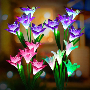 Lampes solaires de jardin à 4 têtes en forme de lys, LED à changement de couleur, décoration de pelouse extérieure, résistantes à l'eau, autoportantes - Product Image 1