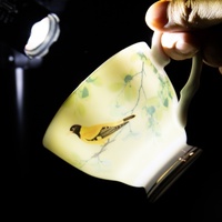 Ensemble tasse et soucoupe en porcelaine fine 200 ml avec anse dorée, style nordique, écologique, compatible lave-vaisselle et four, pour le thé