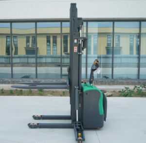 Reach <span class=keywords><strong>Stacker</strong></span> Elektrik Lithium-Ion Anti-Tipping dengan Penyangga Samping Hidrolik, Tiang Triplex 4.5m, Radius Putar Kecil, dan Operasi Senyap - Product Image 3