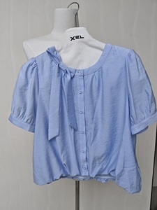Elegante Camicetta in Chiffon per Donne, Maniche Corte con Decorazione a Bottoni, Top Estivo da Ufficio, Abbigliamento Casual Azzurro per Donne - Product Image 4