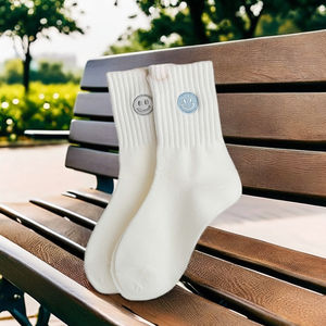 Calcetines personalizados <span class=keywords><strong>de</strong></span> media pantorrilla para mujer, estilo escolar, bonito bordado sonriente, compresión, logotipo transpirable en el cuerpo para <span class=keywords><strong>niñas</strong></span> - Product Image 1