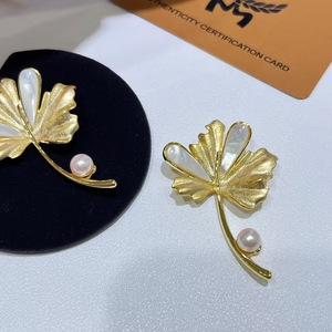 Broche de mode Série Automne Hiver, motif fleur de poitrine, bijou en perles et feuille d'érable, accessoire pour pull, épingles à broche - Product Image 1