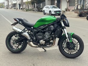 Moto sportive <span class=keywords><strong>Benelli</strong></span> <span class=keywords><strong>752S</strong></span> Naked à essence, moteur 754cc refroidi par liquide, couple de 67 Nm, style rétro moderne, suspension haut de gamme - Product Image 2