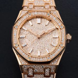 Montres en cristal de saphir serties de diamants de qualité supérieure pour hommes et femmes, offrant un design hip-hop élégant avec des index romains - Product Image 3