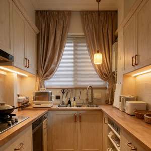 Cocina de Madera Maciza de Estilo Personalizado Balom con Diseño en Forma de U, Herrajes de Cobre y Estilo Cálido y Natural para el Hogar - Product Image 1