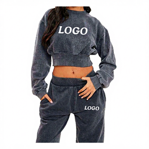 Ensemble de mode streetwear pour femmes grandes tailles, délavé et vieilli, avec logo brodé, comprenant un crop top et un sweat à capuche oversize à manches longues - Product Image 1
