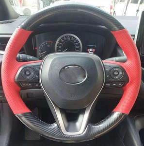 Housse de <span class=keywords><strong>volant</strong></span> en cuir de voiture cousue à la main en Fiber de carbone pour accessoires <span class=keywords><strong>Toyota</strong></span> <span class=keywords><strong>RAV4</strong></span> Corolla Camry Sienna - Product Image 3