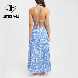 Vestido Maxi Elegante de Lino 100% Personalizado, con Estampado Floral Azul y Amarillo, Cuello Halter y Escote en V, Estilo Casual - Product Image 3