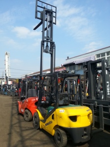 Premium Used Komatsu FD30 Forklift 3 Ton Diesel with <b>Side</b> Shifter and High Efficiency for Warehouse 4.5 meters high - Product Image 6