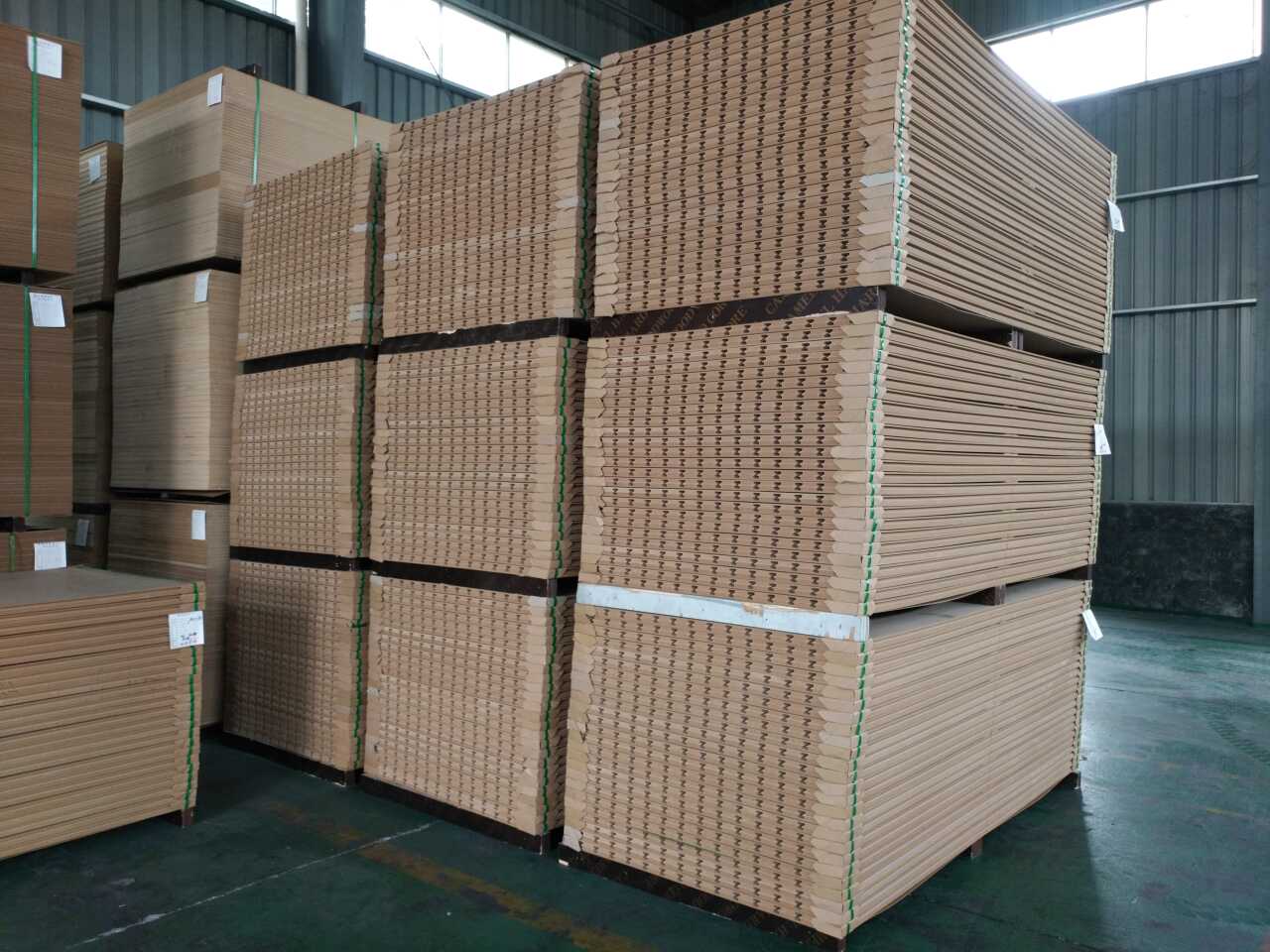 mdf板pet膜层压高光泽三聚氰胺表面纸中密度纤维 - buy mdf board