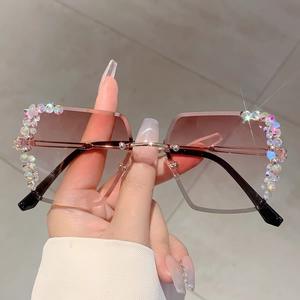 Gafas de Sol Sin Montura con Borde Recto 2024 para Mujer, Gafas de Sol de Moda para Adultos Mayores, con Cristales de Diamantes y Personalidad, Espejo Protector Solar - Product Image 5