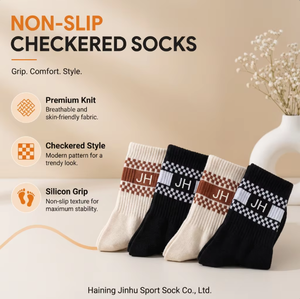 Chaussettes de yoga et de pilates personnalisées en tricot, antidérapantes, avec des volants mignons et des poignées en forme de cœur blanc pour les jeunes pratiquant le pilates - Product Image 1