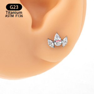 Boucles d'oreilles clous en titane avec zircon en forme de goutte de 8 mm, serti à griffes, pour piercing du cartilage de l'oreille - Product Image 2