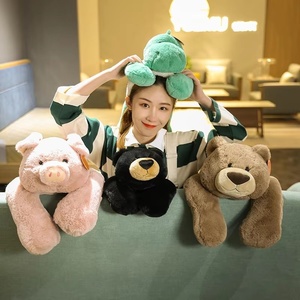 Divers styles de jouets en peluche, y compris de mignons petits ours, des dinosaures et des oreillers en peluche en forme de cochon, sont des décorations pour la maison et des cadeaux de fêtes. - Product Image 2