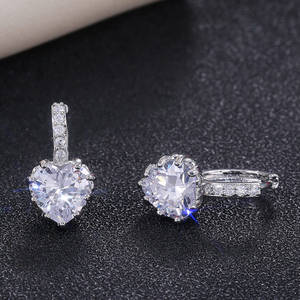 Pendientes de cristal con forma de corazón para mujer, estilo romántico, con engaste de garra, pendientes de cristal fino con diamantes de imitación azules - Product Image 4