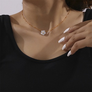 Collar de Mujer con Colgante de Flor de Acero Inoxidable, Elegante y de Lujo, Joyería Personalizada al por Mayor - Product Image 5