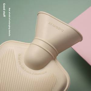 Bouteille d'eau chaude décorative mignonne à pompon de grande capacité 2L avec noyau en caoutchouc naturel étanche et couvercle amovible en peluche douce - Product Image 5