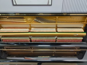 Piano Vertical Yamaha U1M Japonés de Segunda Mano, Instrumento de Teclado con Acción de Martillos Beffa, 88 Teclas, Tamaño Completo - Product Image 4