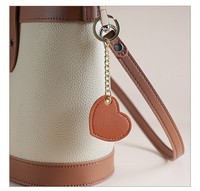 Nouveau porte-clés en cuir PU personnalisé en forme de cœur, gravé au laser, avec logo imprimé, breloque de sac personnalisée