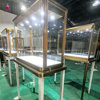 Vitrine à bijoux Sundo Tall Glass, présentoir sur pied avec cadre doré, verrouillable, éclairage LED intégré, pour magasin de bijoux, fabricant.