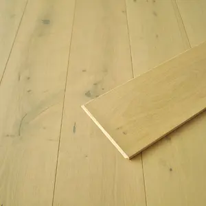 Plancher en bois dur de chêne blanc européen coupé en scie