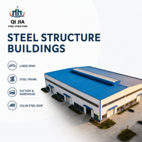 Entrepôt préfabriqué en structure métallique à grande portée avec toit en acier coloré et puits de lumière pour atelier d'usine