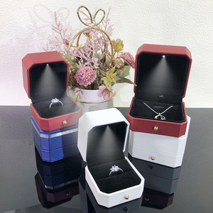 Boîte à bijoux en cuir PU personnalisée pour présentation, avec éclairage LED intégré, idéale pour bagues, pendentifs, bracelets et colliers – Vente en gros fabricant - Product Image 1