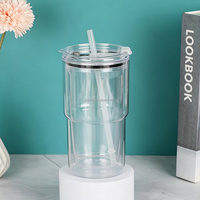 Nouveauté : Mug en verre à double paroi de 18 oz avec couvercle et poignée colorés, en plastique, pré-percé, style boule à neige