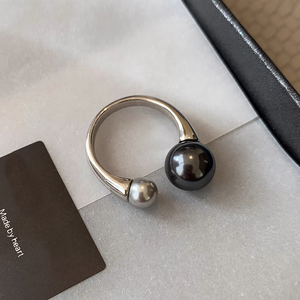 Nuovi Anelli 2024 in Ottone Placcato Platino con Zirconi Incastonati, Regolabili, Lucidi, con Perle Nere, Bianche e Grigie per Donne - Product Image 2